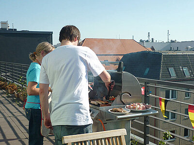 Angrillen auf der schönen Terrasse