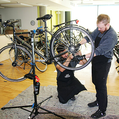 Beim jährlichen Fahrradcheck prüfen und warten erfahrene Zweiradprofis die Fahrräderder Projektron-Mitarbeiter direkt vor Ort.