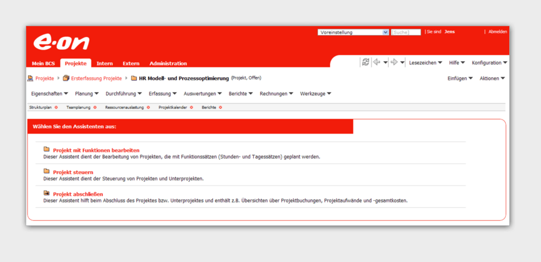 Captura de pantalla del asistente de proyectos BCS con diseño corporativo rojo de EON Customizing.