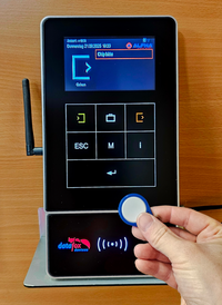 Empleado en Alfha registrando asistencia con chip RFID Hitag1 en terminal Datafox, conectado en vivo a BCS con retroalimentación inmediata.