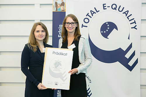 Projektron Mitarbeiterinnen nehmen das Total E-Quality Prädikat entgegen (Quelle: Annegret Hultsch)
