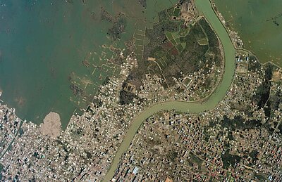 La imagen muestra una fotografía aérea tomada por BLOM Deutschland.