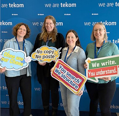 Rückblick: Unser Doku-Team auf der tekom-Jahrestagung 2025 Collage mit vier Mitarbeiterinnen des Doku-Teams während ihres Besuchs auf der tekom-Jahrestagung 2025 in Stuttgart; die Bilder zeigen sie gut gelaunt auf der Fachkonferenz und beim gemeinsamen Teamausflug.