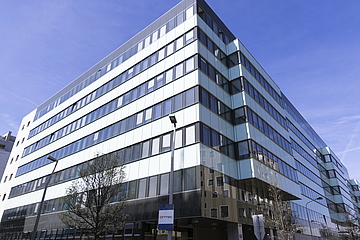 Das Bild zeigt den Unternehmenssitz von OMTEC in Wien. 