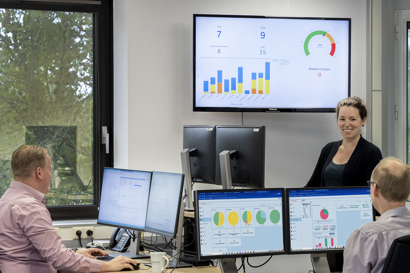 Los empleados obtienen una visión general de los proyectos con el BCS Data Dashboard.