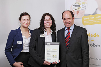 BITMi-Vizepräsident Martin Hubschneider überreicht die Auszeichnung an Claudia Kedor und Angélique Dräger von Projektron