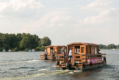 Mit modernen Flößen auf brandenburgischen Gewässern wie Tom Sawyer und Huckleberry Finn