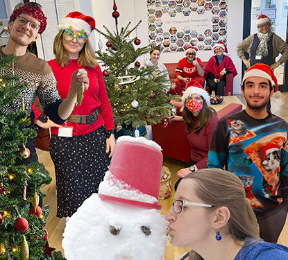 Auf dem Bild sieht man einige unser Projektron Mitarbeiter weihnachtlich bekleidet. 