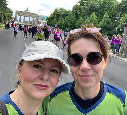 Zwei Projektron-Mitarbeiterinnen beim 40. VitaminWell Frauenlauf 2025 in Berlin.