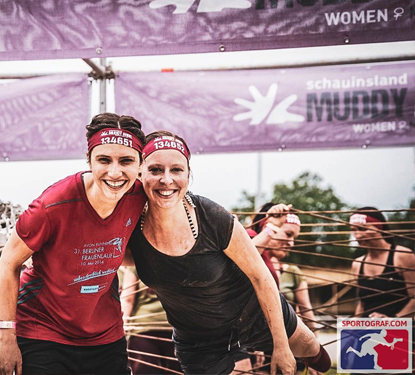 Unsere Teilnehmerinnen beim Muddy Angel Run © Sportograf.com Unsere Teilnehmerinnen beim Muddy Angel Run © Sportograf.com