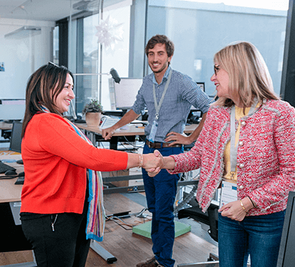 Senatorin Dilek Kolat im Gespräch mit Projektron-Mitarbeitern beim Unternehmensbesuch