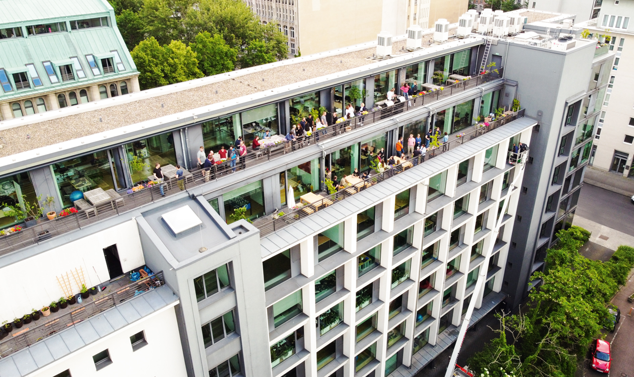Moderner Projektron Hauptsitz in Berlin-Mitte mit lichtdurchfluteten Büros und ergonomischen Arbeitsplätzen.
